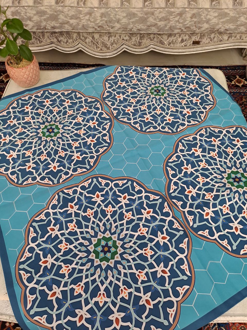 رومیزی مربع مخمل آستردوزی حوض نقاشی